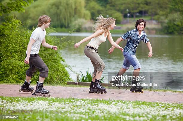 teenagers inline skating - skaten stockfoto's en -beelden