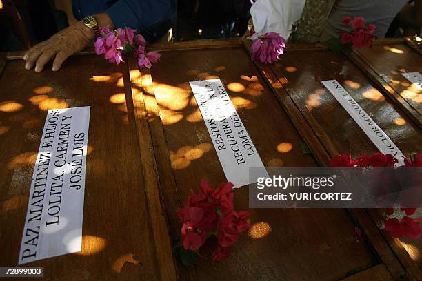 Un campesino permanecen junto al atud con los restos de uno de sus familiares, parte de las 500 victimas de "la masacre de la Quesera" cometida por...