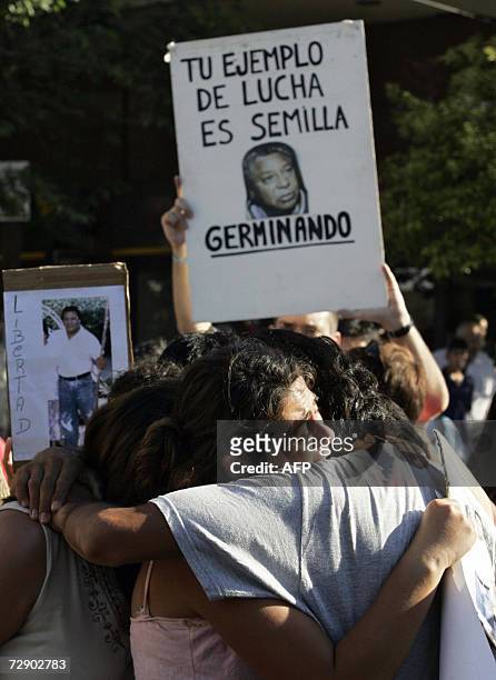 Familiares de Luis Gerez lloran durante una marcha realizada en Escobar, 50 km al norte de la ciudad de Buenos Aires, el 29 de diciembre de 2006....