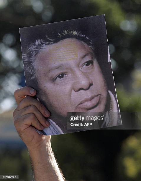 Un manifestante sostiene un retrato de Luis Gerez, durante una marcha realizada en Escobar, 50 km al norte de la ciudad de Buenos Aires, el 29 de...