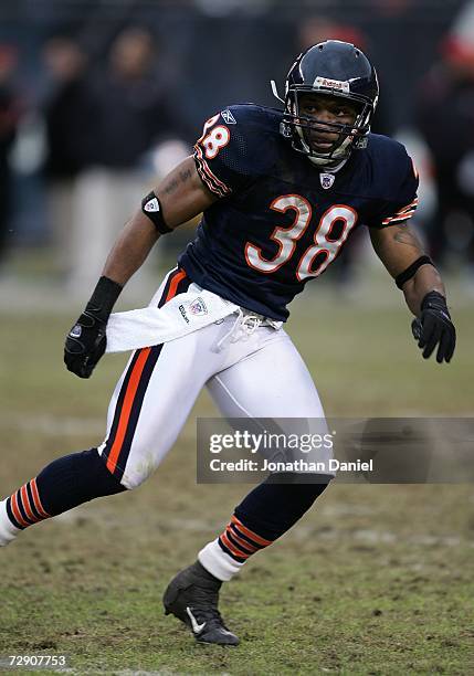 Safety Danieal Manning of the Chicago Bears lines up on defense against the Tampa Bay Buccaneers December 17, 2006 at Soldier Field in Chicago,...