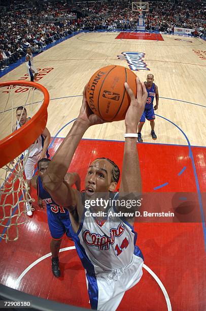 Shaun Livingston of the Los Angeles Clippers goes strong to the hoop against the New York Knicks at Staples Center December 31, 2006 in Los Angeles,...