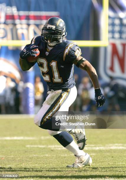 Running back LaDainian Tomlinson of the San Diego Chargers carries the ball against the Arizona Cardinals on December 31, 2006 at Qualcomm Stadium in...