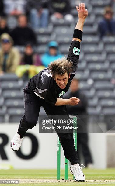 Shane Bond of New Zealand bowls a delivery during the third One Day International match between New Zealand and Sri Lanka at Jade Stadium January 02,...