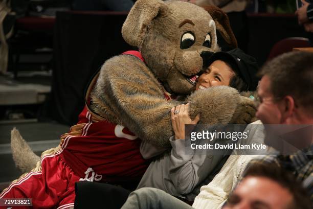 Actress Eva Longoria of ABC-TV's "Desperate Housewives" jokes with Cleveland Cavaliers mascot MoonDog during NBA action against the San Antonio Spurs...