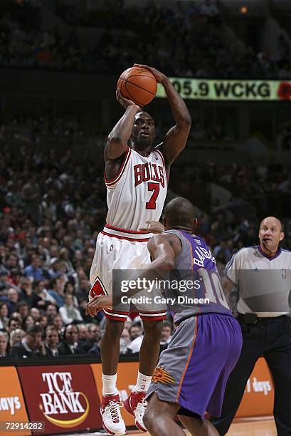 Ben Gordon of the Chicago Bulls shoots over Leandro Barbosa of the Phoenix Suns during the NBA game at the United Center January 2, 2007 in Chicago,...