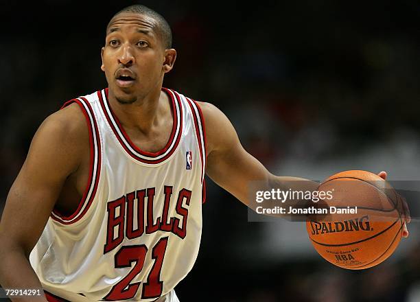 Chris Duhon of the Chicago Bulls moves the ball against the Phoenix Suns January 2, 2007 at the United Center in Chicago, Illinois. The Suns won...