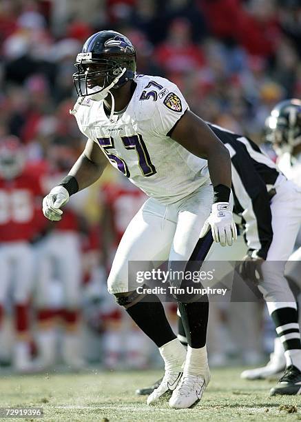 Linebacker Bart Scott of the Baltimore Ravens gets ready to defend in a game against the Kansas City Chiefs at Arrowhead Stadium on December 10, 2006...