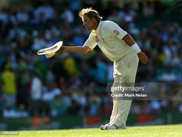 Shane Warne of Australia bows to the crowd at the end of day three of the fifth Ashes Test Match between Australia and England at the Sydney Cricket...