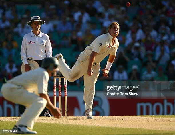 Shane Warne of Australia bowls during day three of the fifth Ashes Test Match between Australia and England at the Sydney Cricket Ground on January...