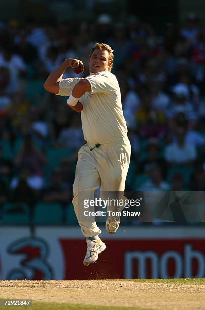 Shane Warne of Australia bowls during day three of the fifth Ashes Test Match between Australia and England at the Sydney Cricket Ground on January...