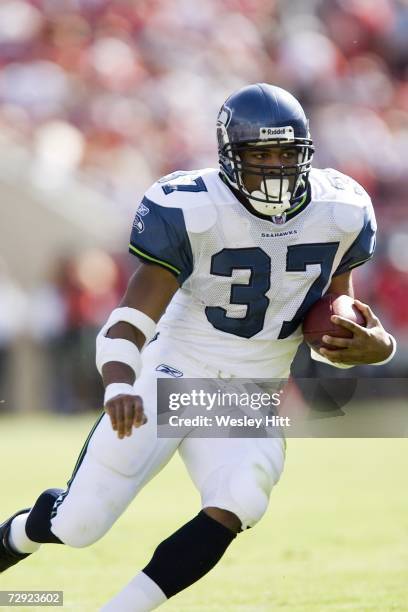 Shaun Alexander of the Seattle Seahawks runs with the ball against the Tampa Bay Buccaneers at Raymond James Stadium on December 31, 2006 in Tampa,...