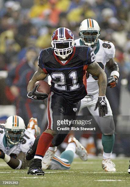 Willis McGahee of the Buffalo Bills carries the ball during the game against the Miami Dolphins on December 17, 2006 at Ralph Wilson Stadium in...