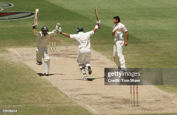 Justin Langer celebrates after Australian team mate Matthew Hayden hit the winning run to beat England on day four of the fifth Ashes Test Match...