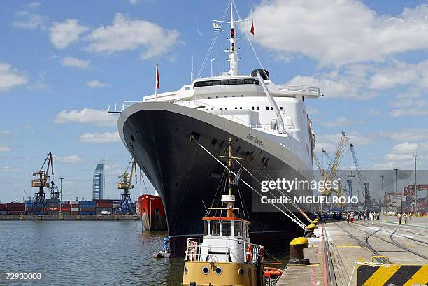 Picture taken 06 November 2003 shows the passenger vessel "Queen Elizabeth 2" docked at Montevideo's harbor. The 62-year-old woman who probably fell...