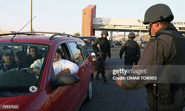 Personal de la marina mexicana lleva a cabo un control de los automovilistas que se deplazan por la autopista que une Tijuana con la ciudad de...