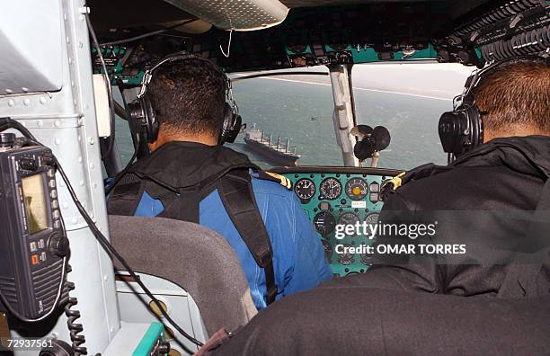 Un helicoptero de la marina maxicana patrulla sobre el mar frente a la costa de la ciudad de Ensenada, en el estado de Baja California, fronterizo...