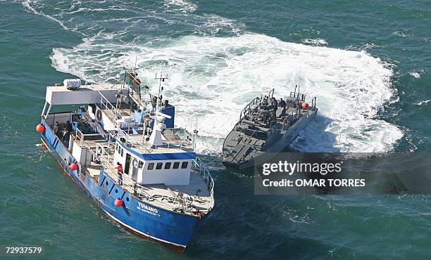 Una lancha rapida de la marina mexicana intercepta a una embarcacion pesquera para inspeccionarla frente a la costa de la ciudad de Ensenada, en el...