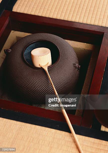 kettle for tea ceremony - bamboo dipper - fotografias e filmes do acervo