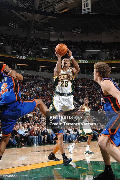 Earl Watson of the Seattle SuperSonics goes to the basket between the defense of Renaldo Blackman and David Lee of the New York Knicks on January 5,...