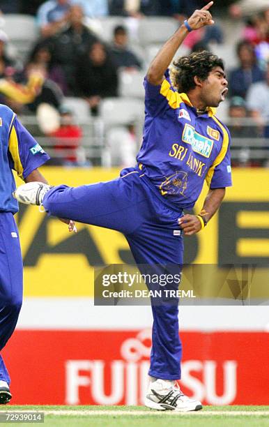 Auckland, NEW ZEALAND: Sri Lankan bowler Lasith Malinga celebrates the wicket of New Zealand's Andre Adams during theit 4th one-day international...