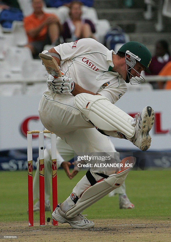 South African batsman Graeme Smith avoid