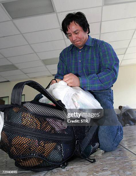 Guatemala City, GUATEMALA: Edgar Franco, uno de 199 guatemaltecos deportados, recoge sus pertenecias en el aeropuerto de la Fuerza Aerea...