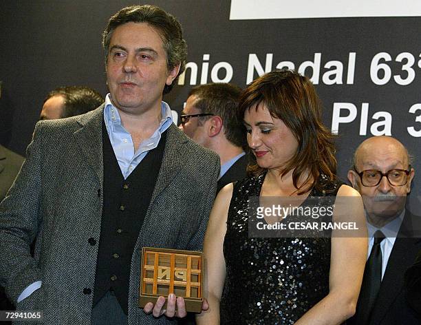 The finalists for Spain's Literatura Nadal Award Carmen Amoraga and Felipe Benitez Reyes pose, 06 January 2007 in Barcelona. Benitez Reyes won the...