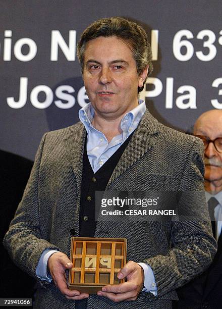 Spanish author Felipe Benitez Reyes poses in Barcelona after winning Spain's Literatura Nadal Award with his book "Market of mirages" , 06 January...