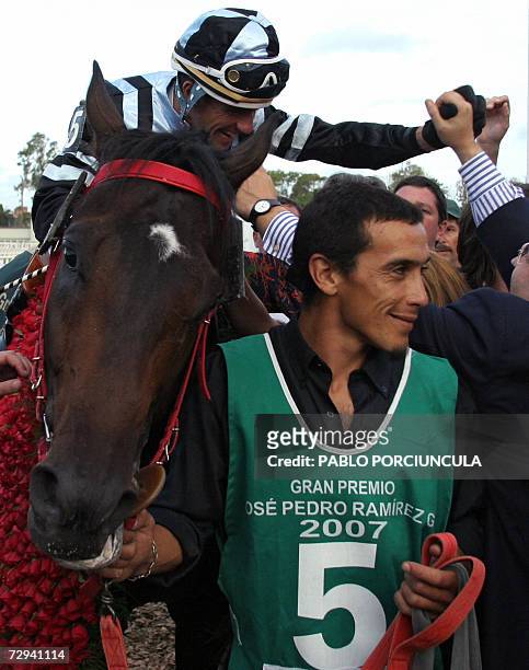 El jockey brasileno Jorge A. Ricardo celebra al obtener el Gran Premio Jose Pedro Ramirez con el pura sangre argentino Good Report, corrido sobre...