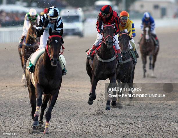 El jockey brasileno Jorge A. Ricardo cruza la meta corriendo con el pura sangre argentino Good Report, en el hipodromo de Maronas en Montevideo, el...