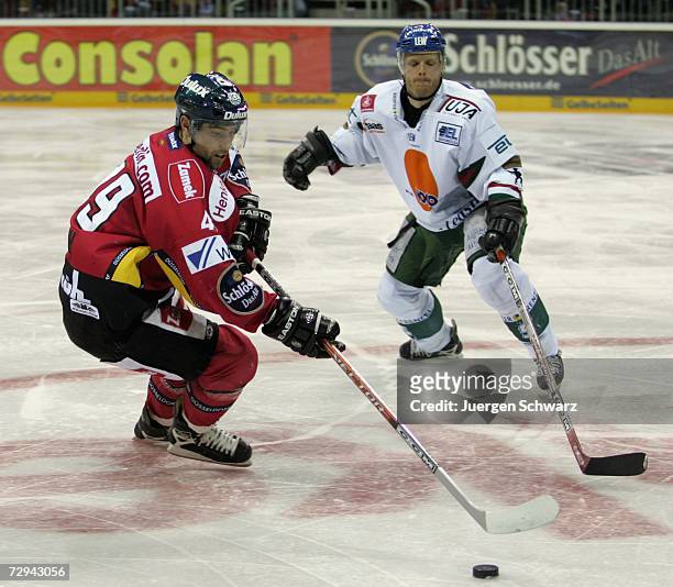 Klaus Kathan of Duesseldorf and Augsburg's Jesper Damgaard fight for the puck during the DEL Bundesliga match between DEG Metro Stars and Augsburger...