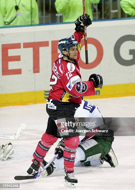 Thomas Joerg of Duesseldorf celebrates after scoring during the DEL Bundesliga match between DEG Metro Stars and Augsburger Panther at the ISS Dome...