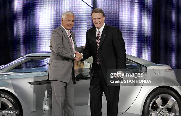 Detroit, UNITED STATES: Rick Wagoner , Chairman and CEO of General Motors and Bob Lutz , Vice-chairman of GM, shake hands as they introduce the...