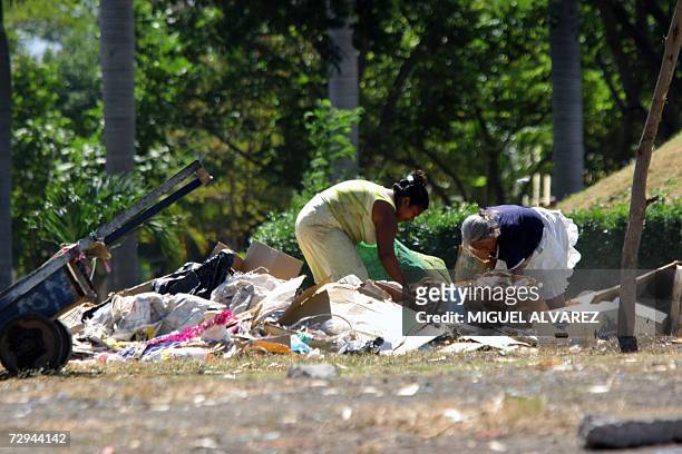 Dos mujeres revuelven basura en busca de botellas de plastico en Managua, el 07 enero de 2007. Miles de nicaraguenses que viven en la pobreza esperan...