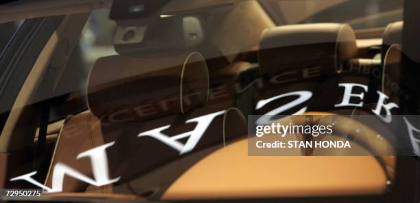 Detroit, UNITED STATES: The Maserati logo is reflected in the windshield of a Maserati Quattroporte Automatic 08 January 2007 at the North American...