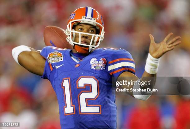 Quarterback Chris Leak of the Florida Gators looks to pas the ball against the Ohio State Buckeyes during the second quarter of the 2007 Tostitos BCS...