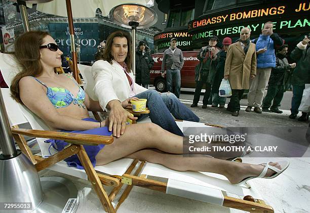 New York, UNITED STATES: Fabio, the "King of Romance" and cover model for hundreds of romance novels poses with model Jennifer Lorae on lounge chairs...