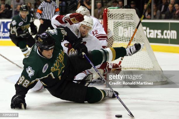Center Eric Lindros of the Dallas Stars moves the puck against Zbynek Michalek of the Phoenix Coyotes at the American Airlines Center January 9, 2007...