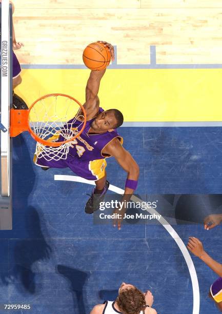 Kobe Bryant of the Los Angeles Lakers dunks against the Memphis Grizzlies on January 9, 2007 at FedExForum in Memphis, Tennessee. NOTE TO USER: User...