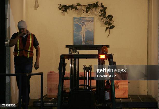 Guatemala City, GUATEMALA: Airport personnel make preparations for the coffin bearing the remains ten-year-old Sergio Pelico 09 January 2007 in...