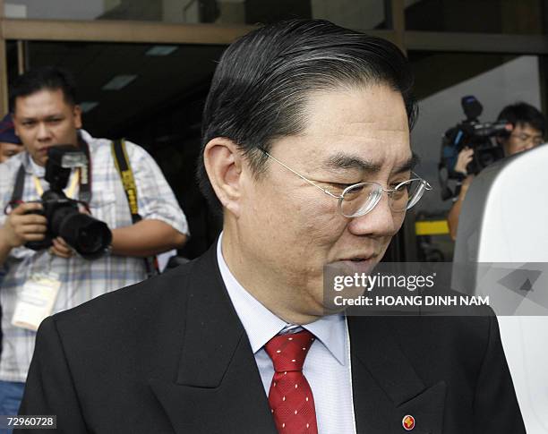 Association of Southeast Asian Nations secretary general Ong Keng Yong arrives waves to journalists from his limousine after arriving at the...