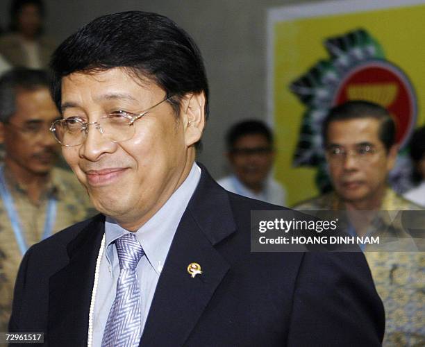 Indonesian Foreign Minister Nur Hassan Wirayuda arrives at the international airport of the Philippines' central city of Cebu, 10 January 2007 to...