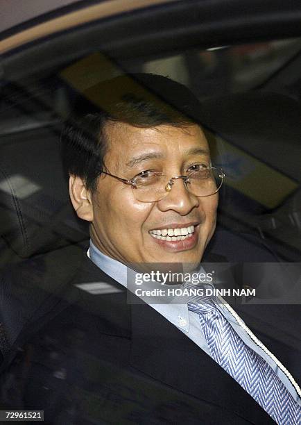 Indonesian Foreign Minister Nur Hassan Wirayuda arrives at the international airport of the Philippines' central city of Cebu, 10 January 2007 to...