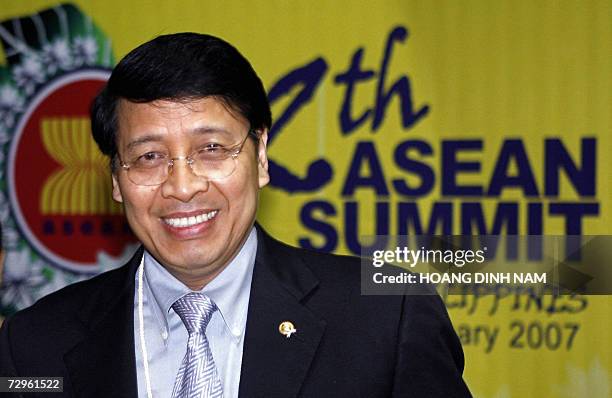 Indonesian Foreign Minister Nur Hassan Wirayuda arrives at the international airport of the Philippines' central city of Cebu, 10 January 2007 to...