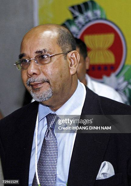 Malaysian Foreign Minister Syed Hamid Albar arrives at the international airport of the Philippines' central city of Cebu, 10 January 2007 to attend...