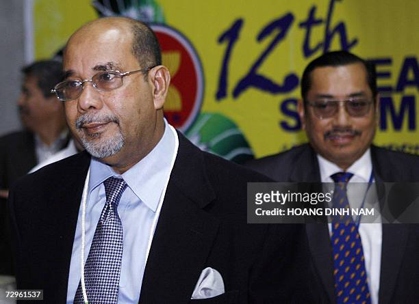 Malaysian Foreign Minister Syed Hamid Albar arrives at the international airport of the Philippines' central city of Cebu, 10 January 2007 to attend...