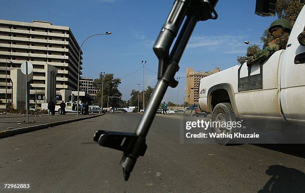 Iraqi Soldiers And Police Man Checkpoints In Baghdad Photos and Premium ...