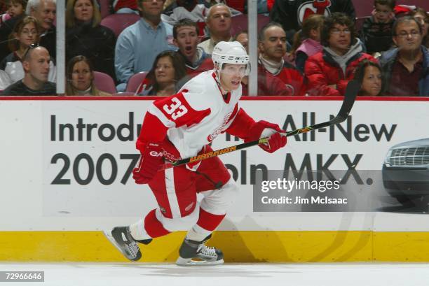 Kris Draper of the Detroit Red Wings skates against the New Jersey Devils at Continental Airlines Arena on December 16, 2006 in East Rutherford, New...