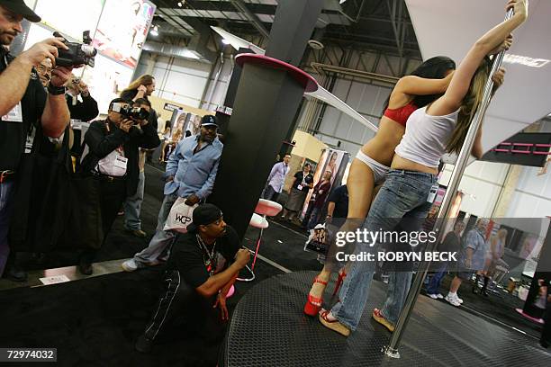 Las Vegas, UNITED STATES: Porn actresses Veronica Rayne and Cindy Crawford entertain attendees at the PinkVisual booth at the AVN Adult Entertainment...